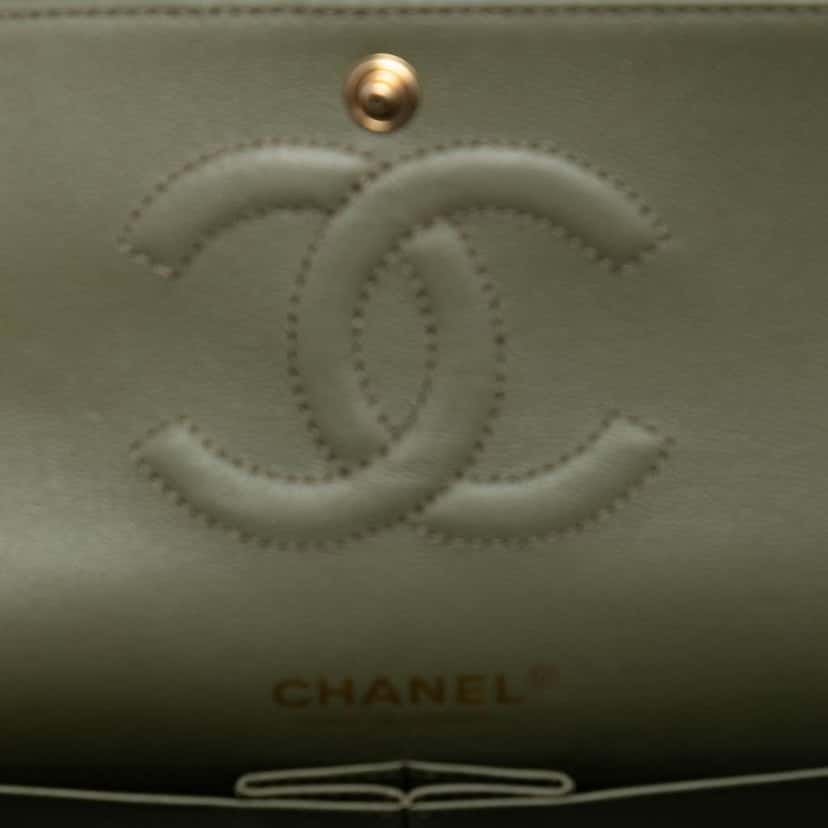 Chanel Medium Classic Chevron Lambskin Double Flap Green Leather Good condition - Model View