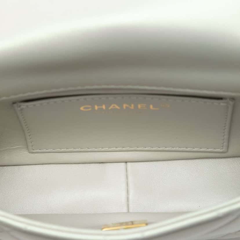 Chanel Mini Iridescent Quilted Pearly Lambskin Pearl Flap Green Leather Good condition - Model View