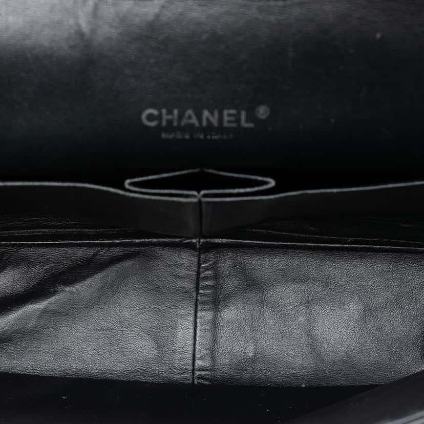Chanel Maxi Classic Patent Double Flap Black Leather Very good condition - Model View