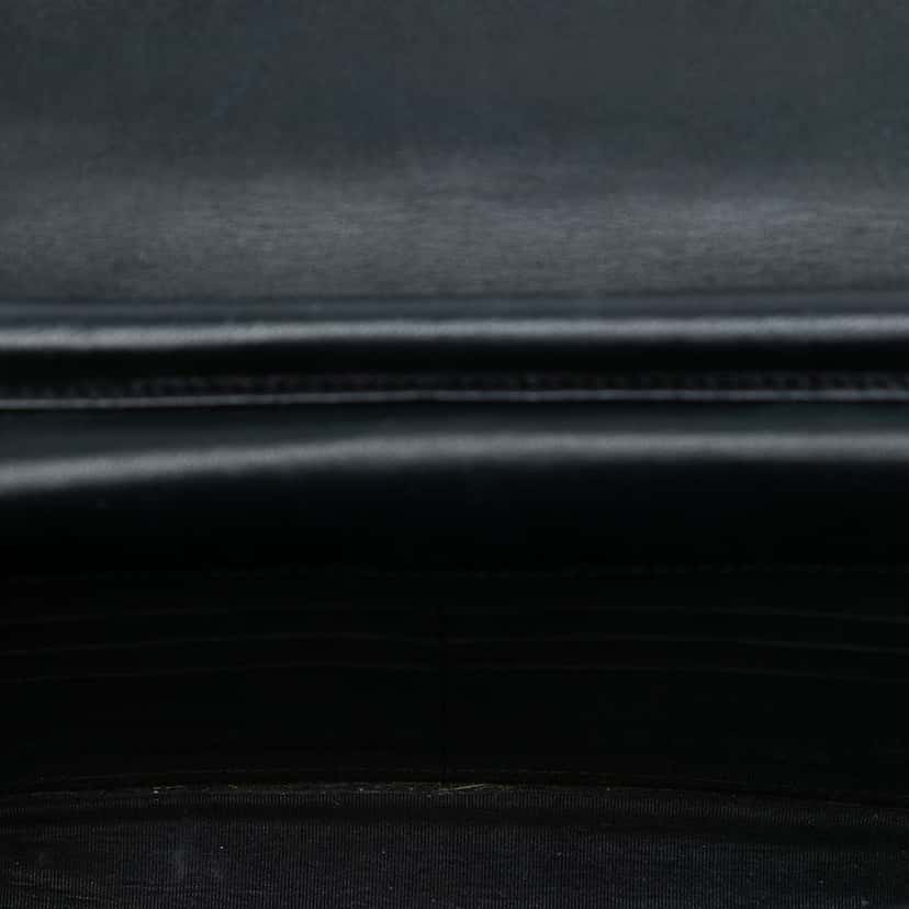 Chanel CC Velvet Pearl Embellished Wallet on Chain Black Velvet Good condition - Model View