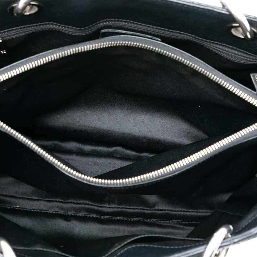 Chanel Caviar Grand Shopping Tote Black Leather Very good condition - Model View