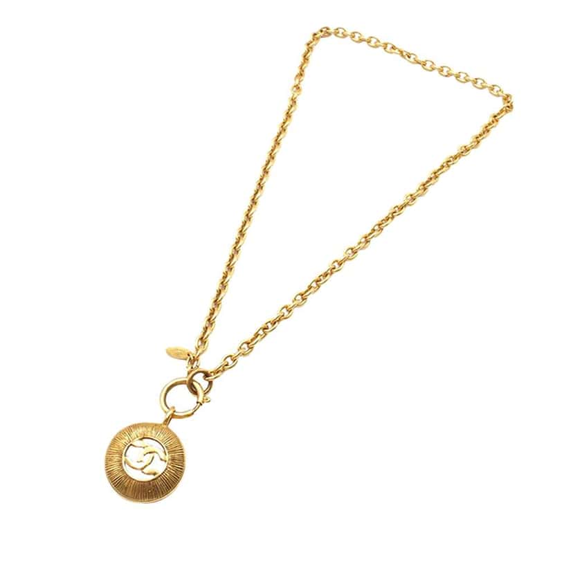 Chanel CC Gold Plated Round Pendant Necklace Gold Metal Very good condition - Front View