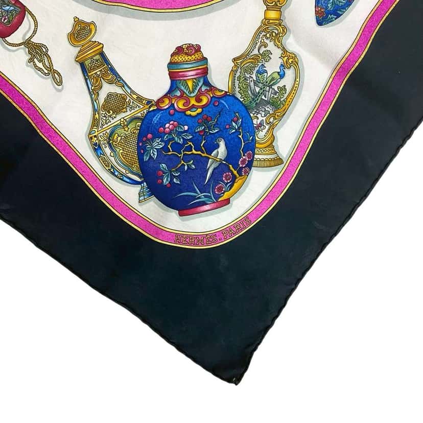 Hermès Qu Importe le Flacon Silk Scarf 90 White Silk Good condition - Model View