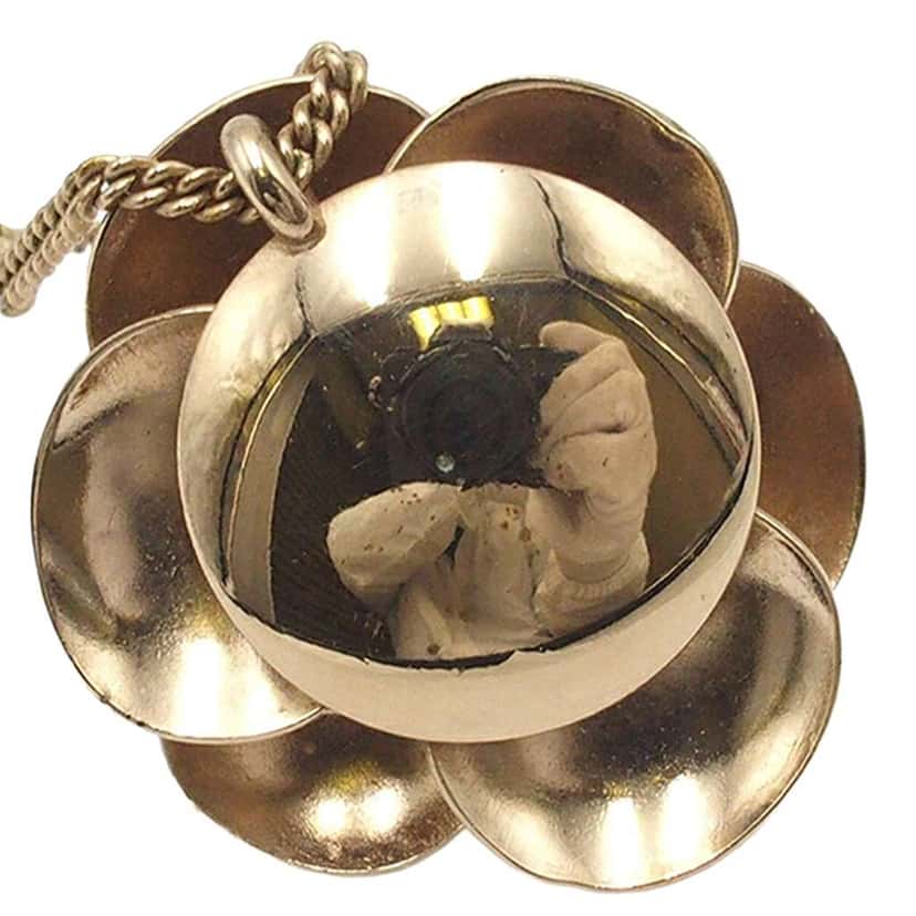 Chanel CC Gold Plated Enamel Camellia Pendant Necklace Gold Metal Good condition - Model View