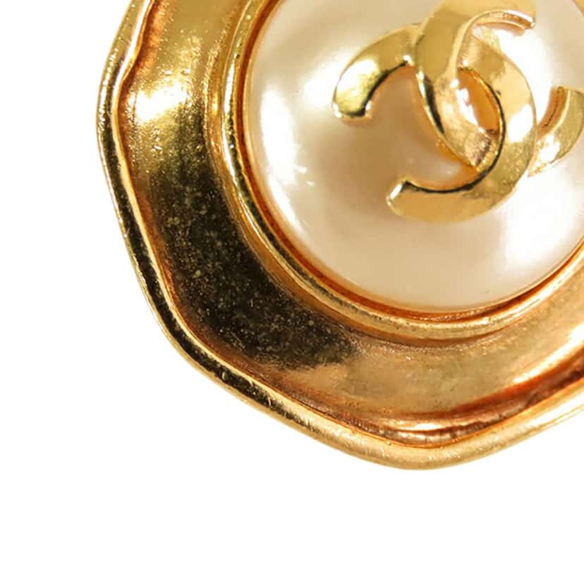 Chanel CC Gold Plated Faux Pearl Octagon Clip on Earrings Gold Metal Good condition - Model View