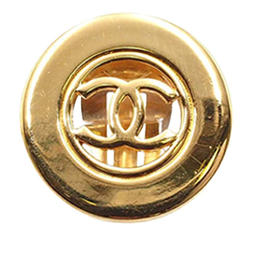 Chanel CC Gold Plated Round Clip on Earrings Gold Metal Good condition - Model View