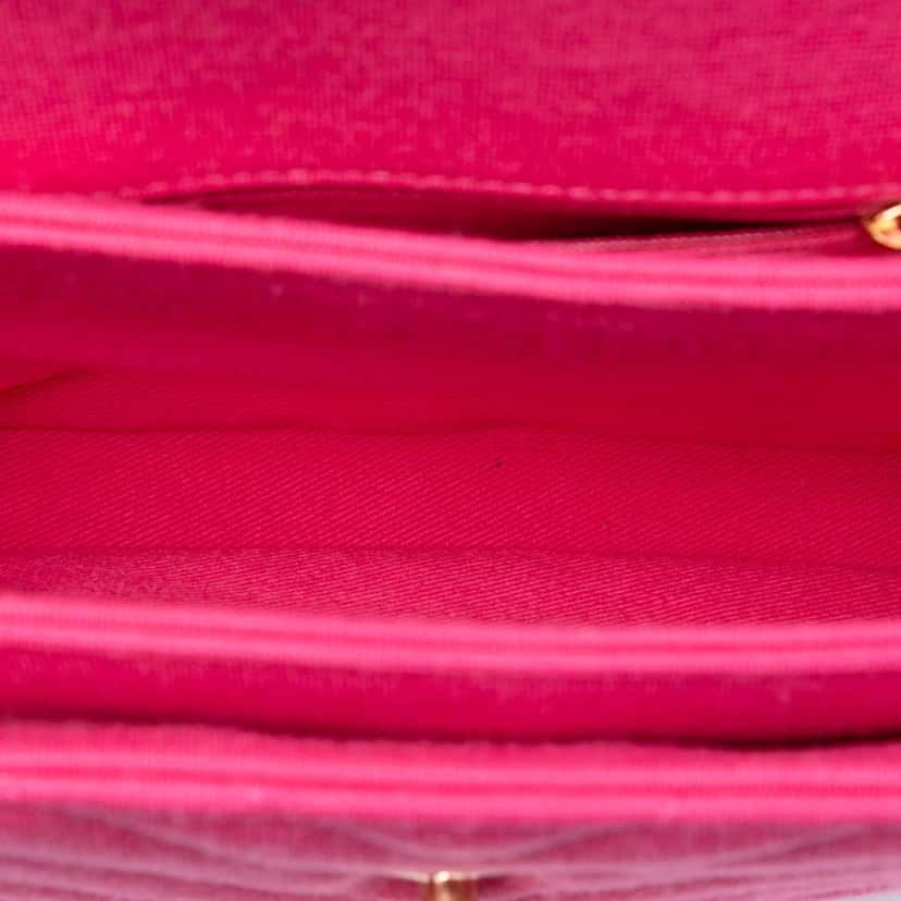 Chanel Small Chevron Jersey Trendy CC Top Handle Flap Pink Cotton Very good condition - Model View