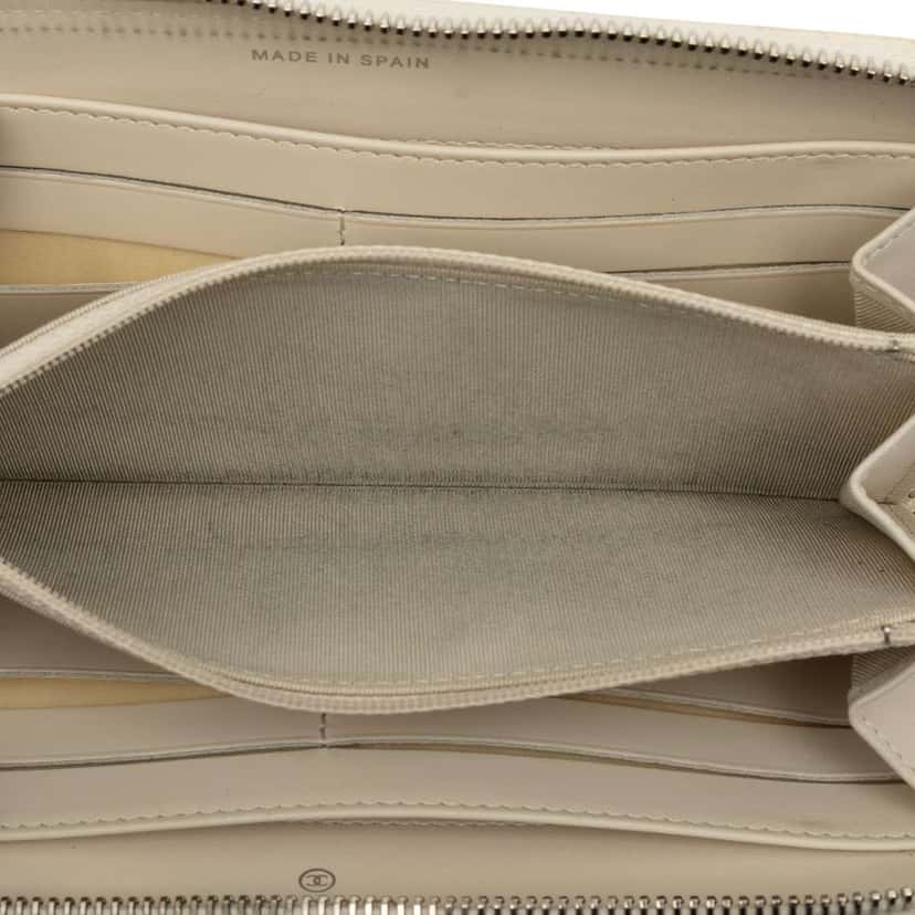 Chanel CC Quilted Iridescent Caviar Zip Around Long Wallet White Leather Good condition - Model View