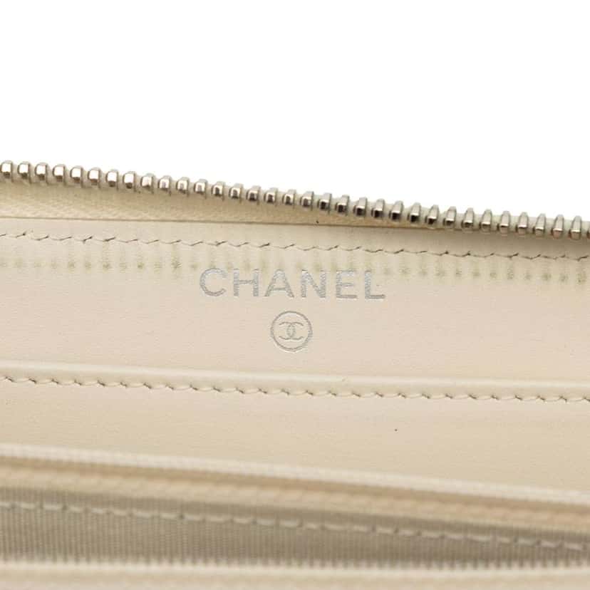 Chanel CC Quilted Iridescent Caviar Zip Around Long Wallet White Leather Good condition - Box View