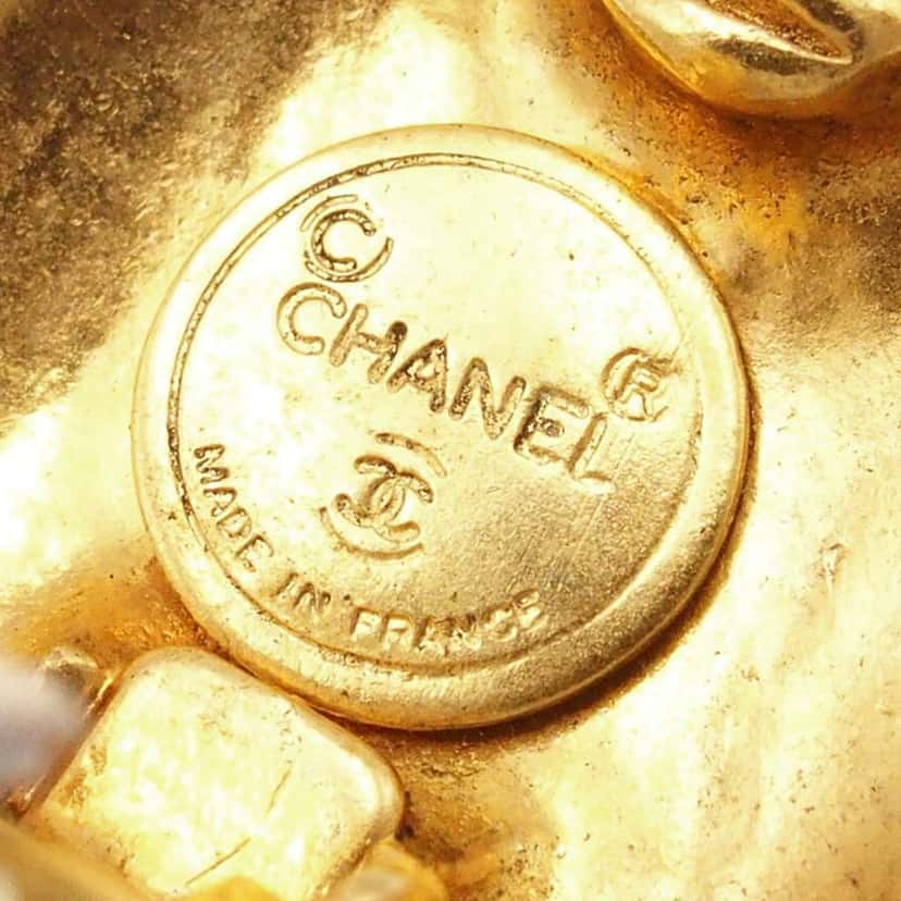 Chanel CC Gold Plated Round Clip On Earrings Gold Metal Good condition - Model View
