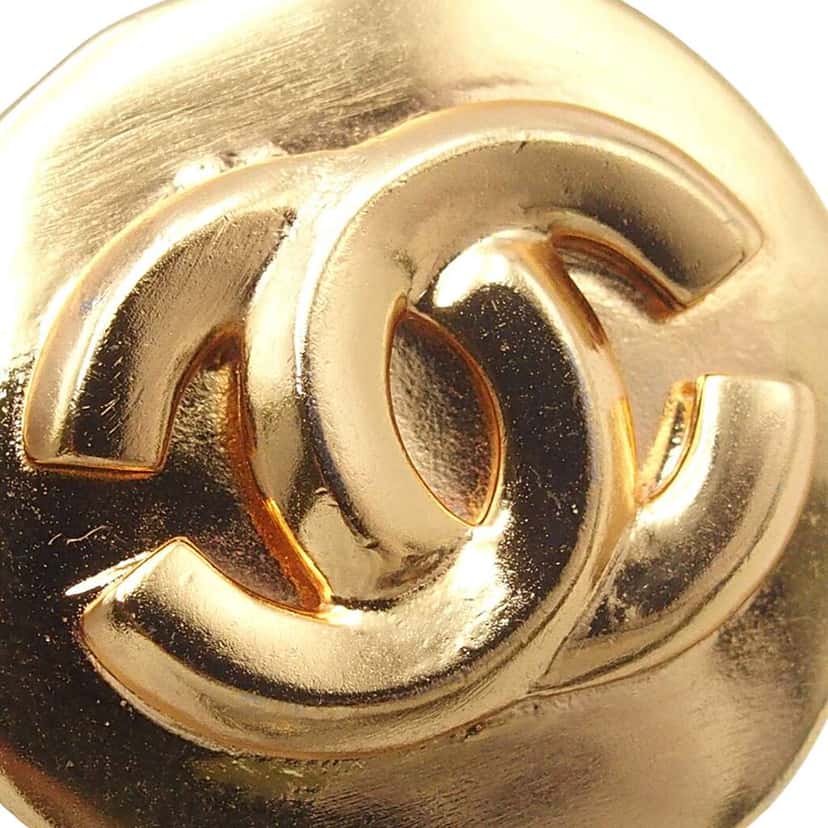 Chanel Gold Plated CC Round Clip on Earrings Gold Metal Good condition - Model View