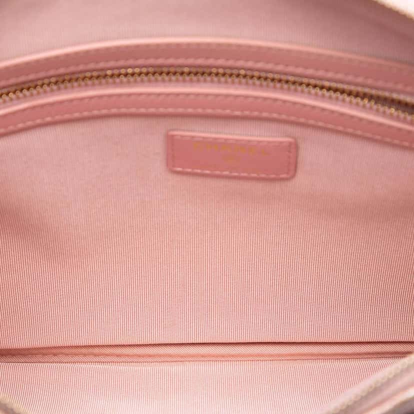 Chanel Large Quilted Iridescent Caviar Night by the C O Case Clutch Pink Leather Good condition - Model View