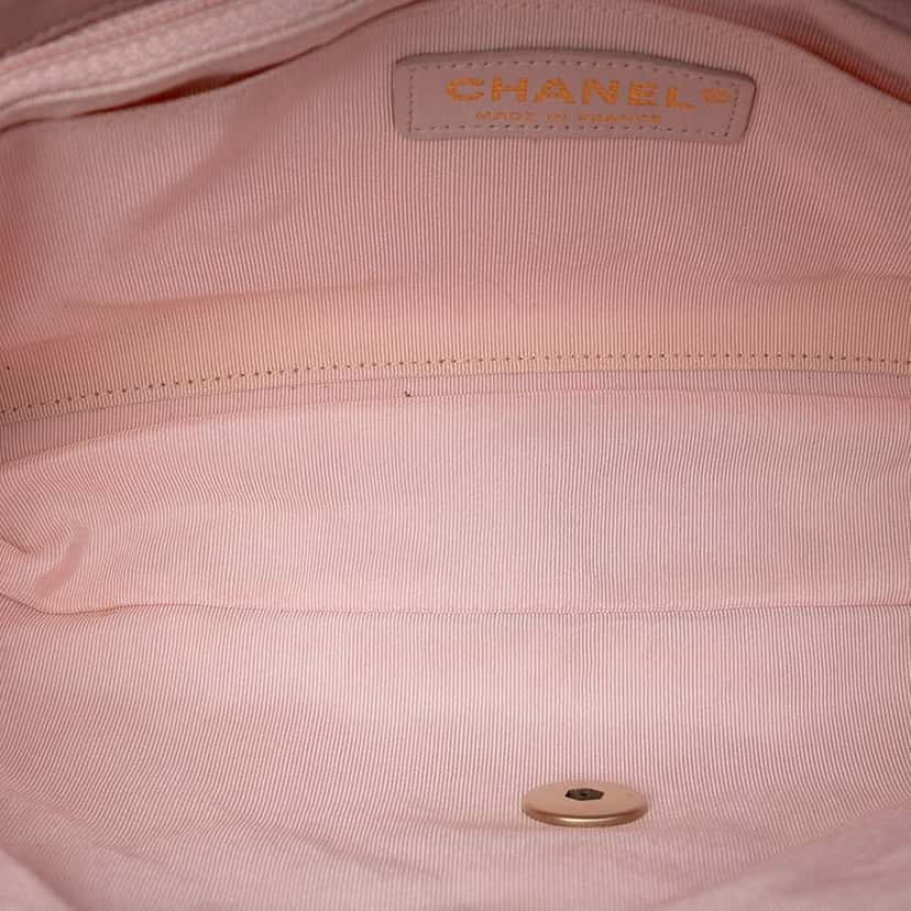 Chanel Medium Classic Tweed Single Flap Pink Tweed Good condition - Model View