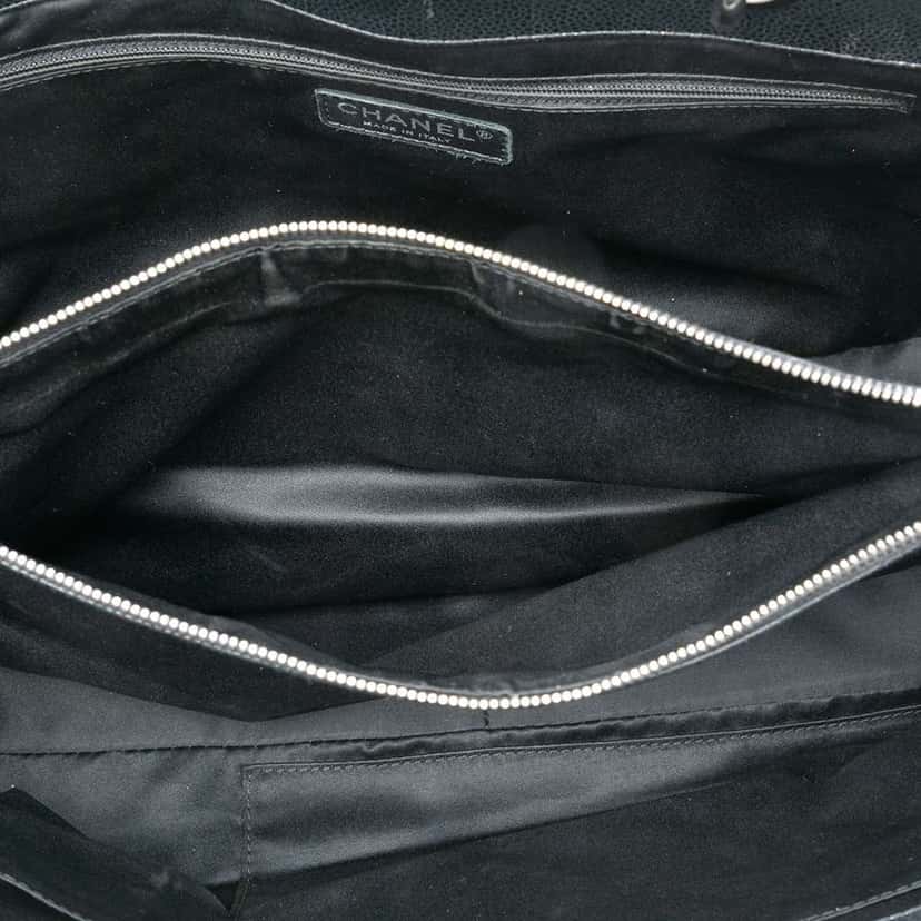 Chanel Caviar Grand Shopping Tote XL Black Leather Very good condition - Model View