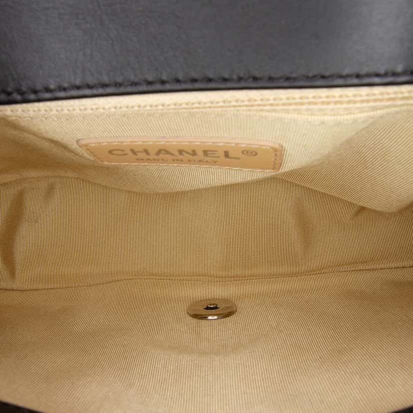 Chanel Medium Patent Coco Boy Flap Black Leather Good condition - Model View
