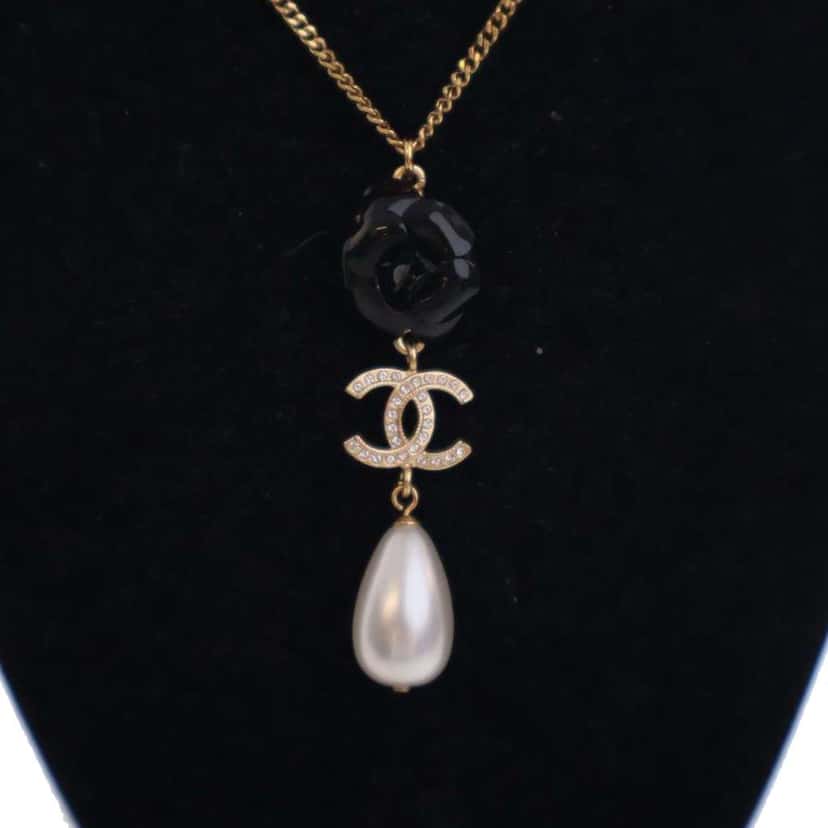 Chanel CC Gold Plated Faux Pearl and Crystal Drop Pendant Necklace Gold Metal Good condition - Model View