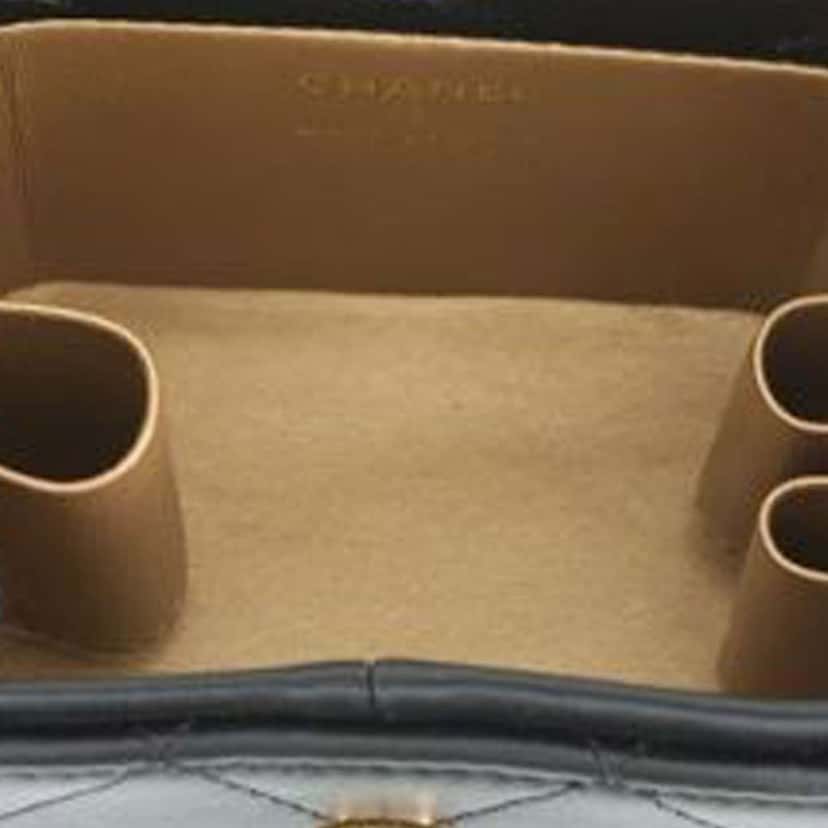 Chanel Mini CC Quilted Lambskin Vanity Case with Chain Black Leather Very good condition - Model View