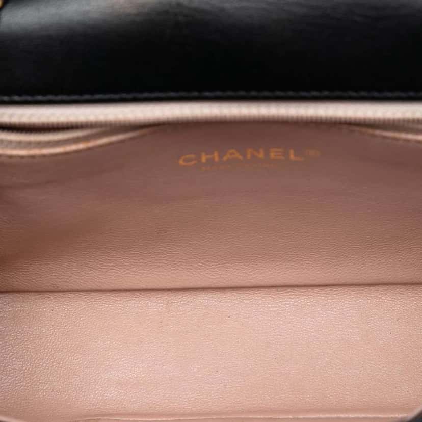Chanel Small Quilted Caviar CC Filigree Flap Black Leather Very good condition - Model View