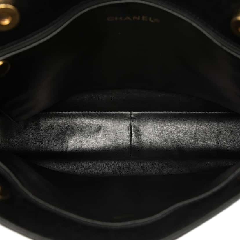 Chanel CC Caviar Chain Tote Black Leather Good condition - Model View