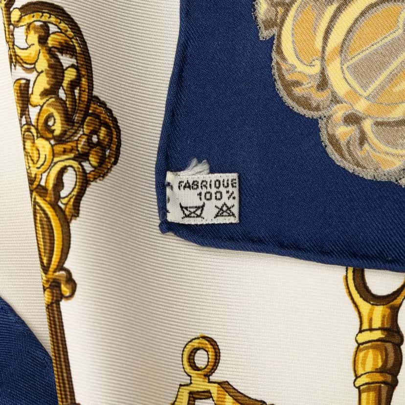 Hermès Les Cles Silk Scarf 90 White Silk Good condition - Model View