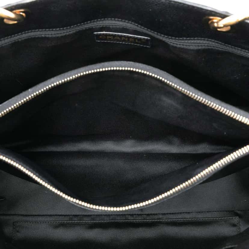 Chanel Caviar Grand Shopping Tote Black Leather Good condition - Model View