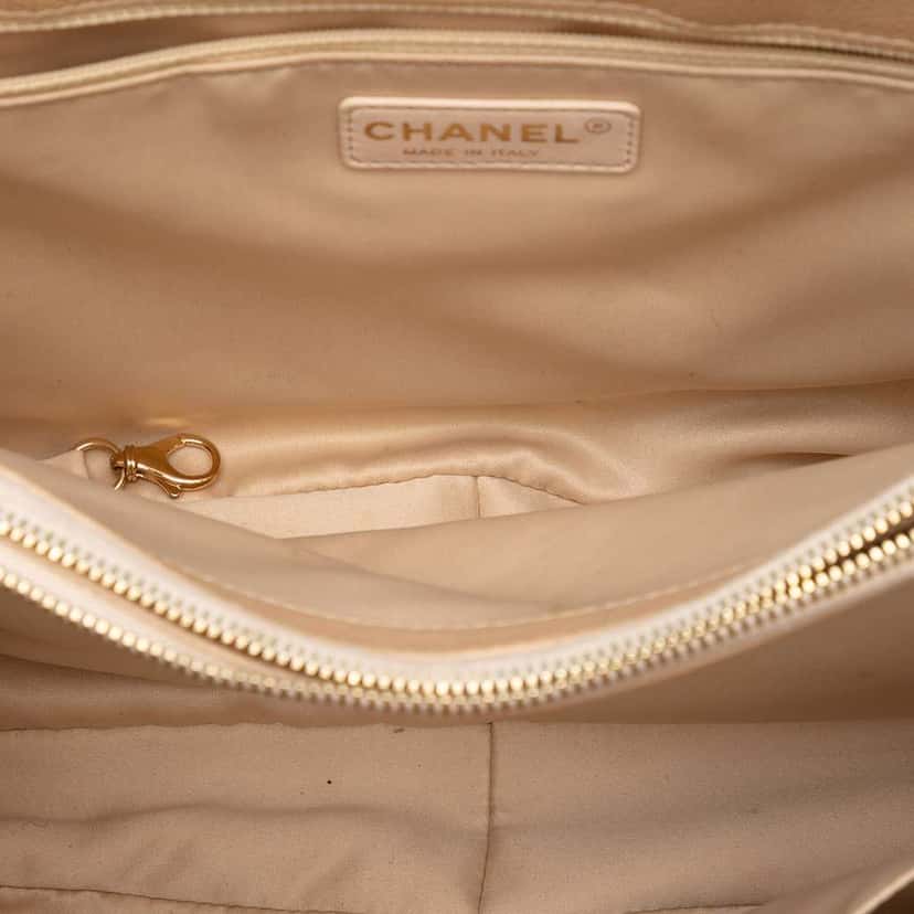 Chanel Caviar Grand Shopping Tote Brown Leather Good condition - Model View