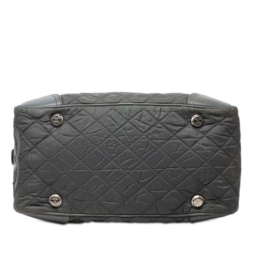 Chanel Paris New York Quilted Nylon Duffle Handbag Grey Very good condition - Inside View