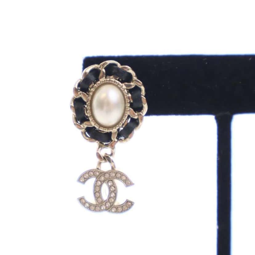 Chanel CC Gold Plated Leather and Faux Pearl Drop Push Back Earrings Gold Metal Good condition - Model View