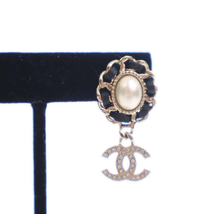 Chanel CC Gold Plated Leather and Faux Pearl Drop Push Back Earrings Gold Metal Good condition - Box View