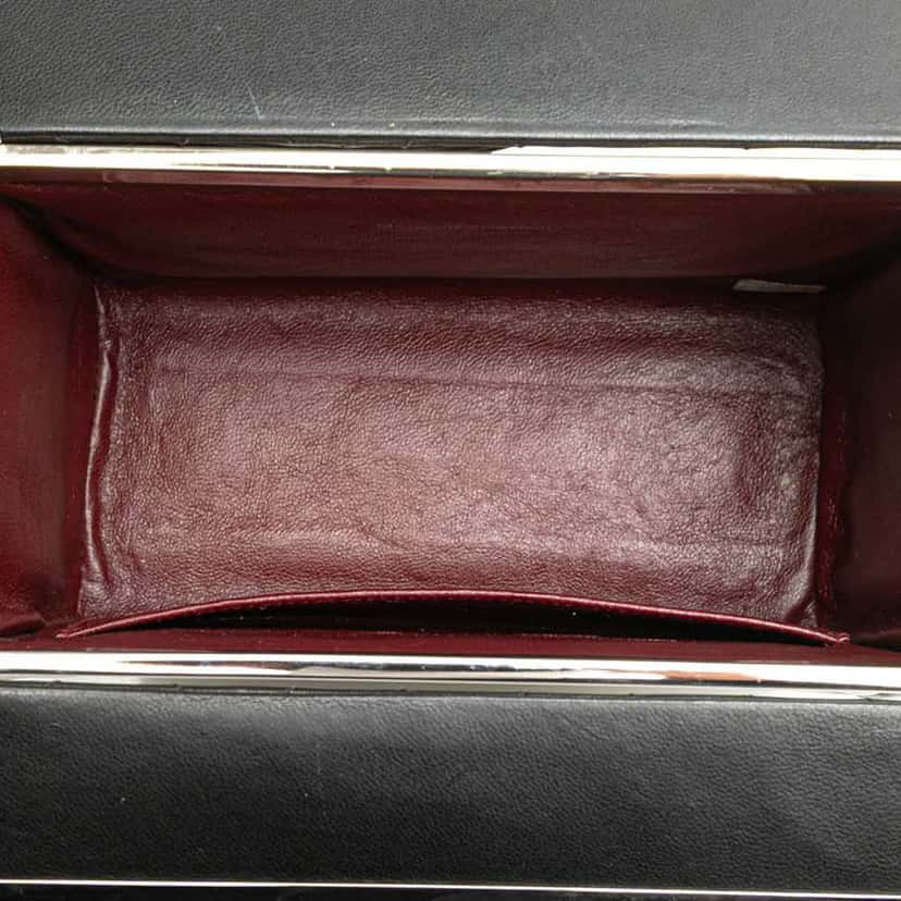 Chanel Quilted Lambskin Leather Box Bag Black Leather Good condition - Model View