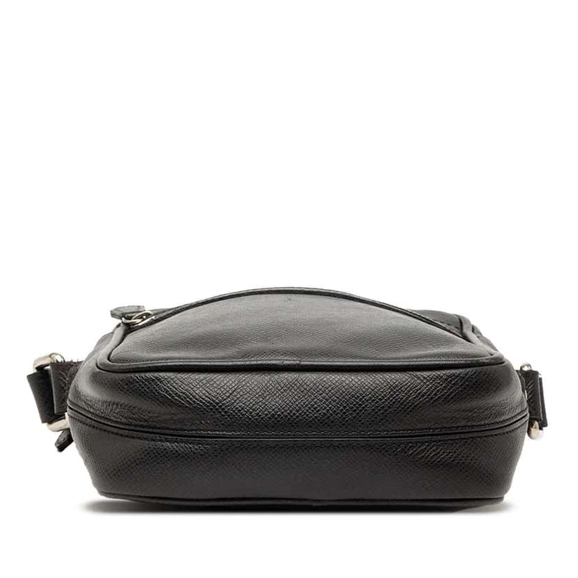 Louis Vuitton Taiga Dimitri Black Leather Good condition - Inside View
