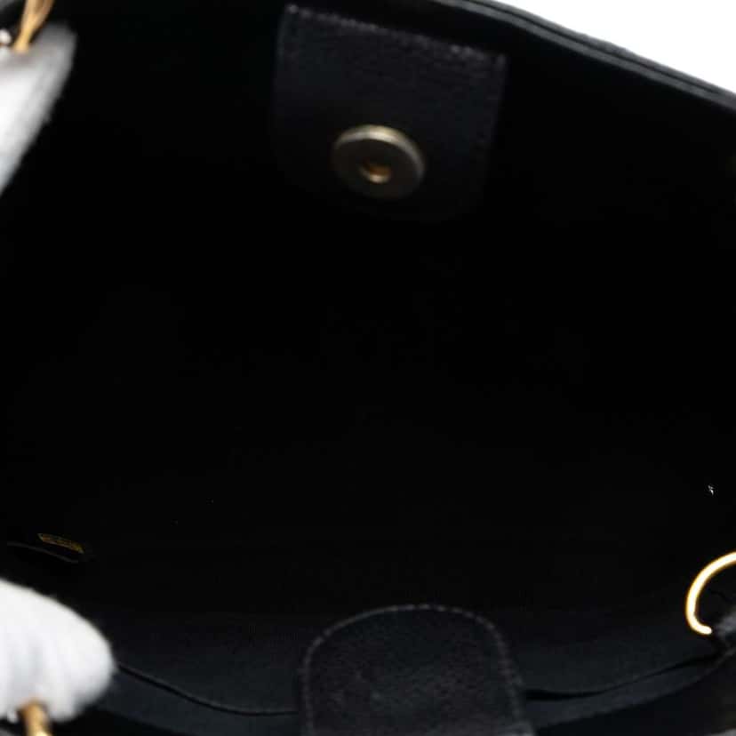Chanel Caviar Petite Shopping Tote Black Leather Very good condition - Model View