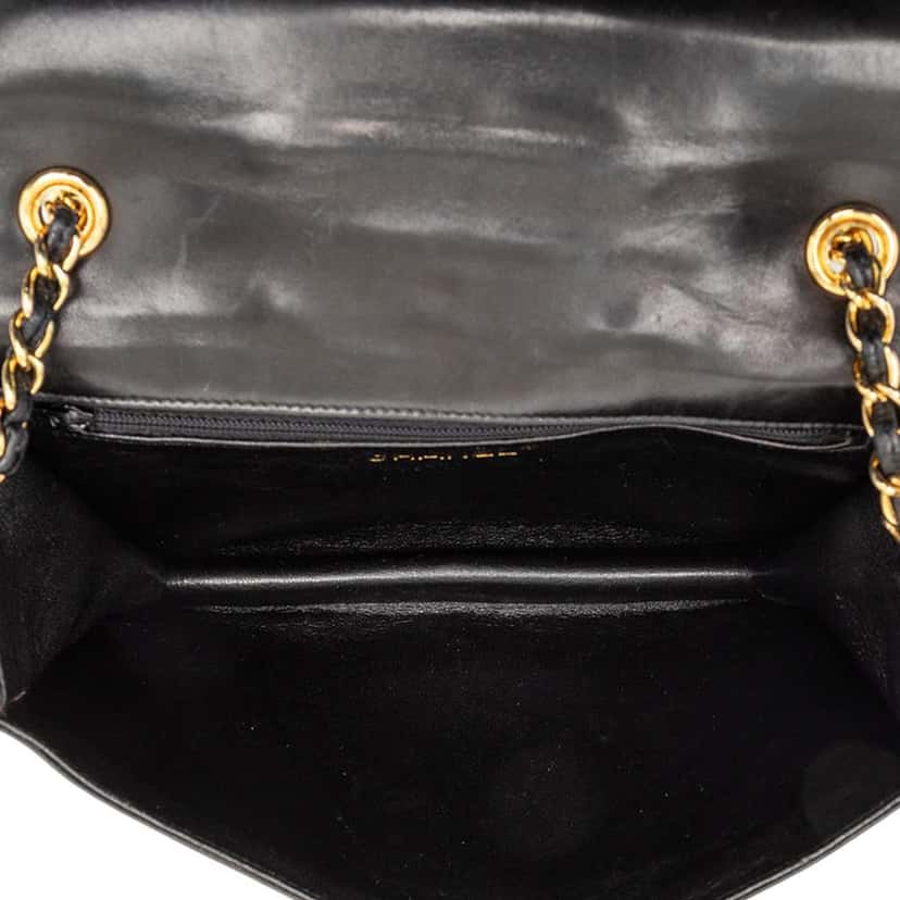 Chanel CC Quilted Lambskin Full Flap Black Leather Very good condition - Model View