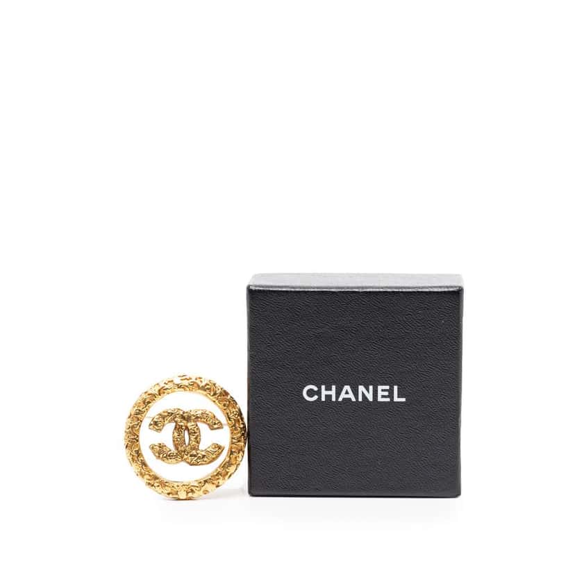 Chanel CC Gold Plated Lava Circle Brooch Gold Metal Good condition - Model View