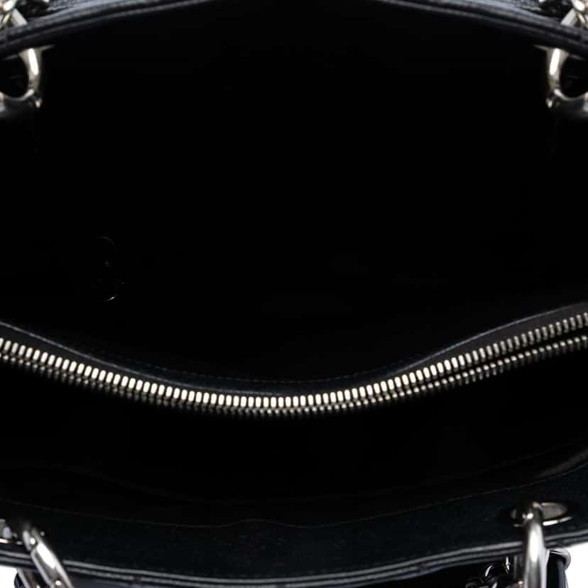 Chanel Caviar Grand Shopping Tote Black Leather Very good condition - Model View