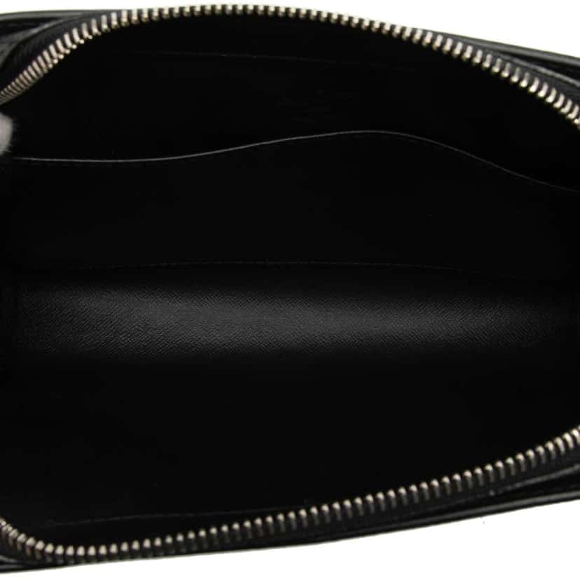 Louis Vuitton Taiga Pochette Baikal Black Leather Good condition - Model View