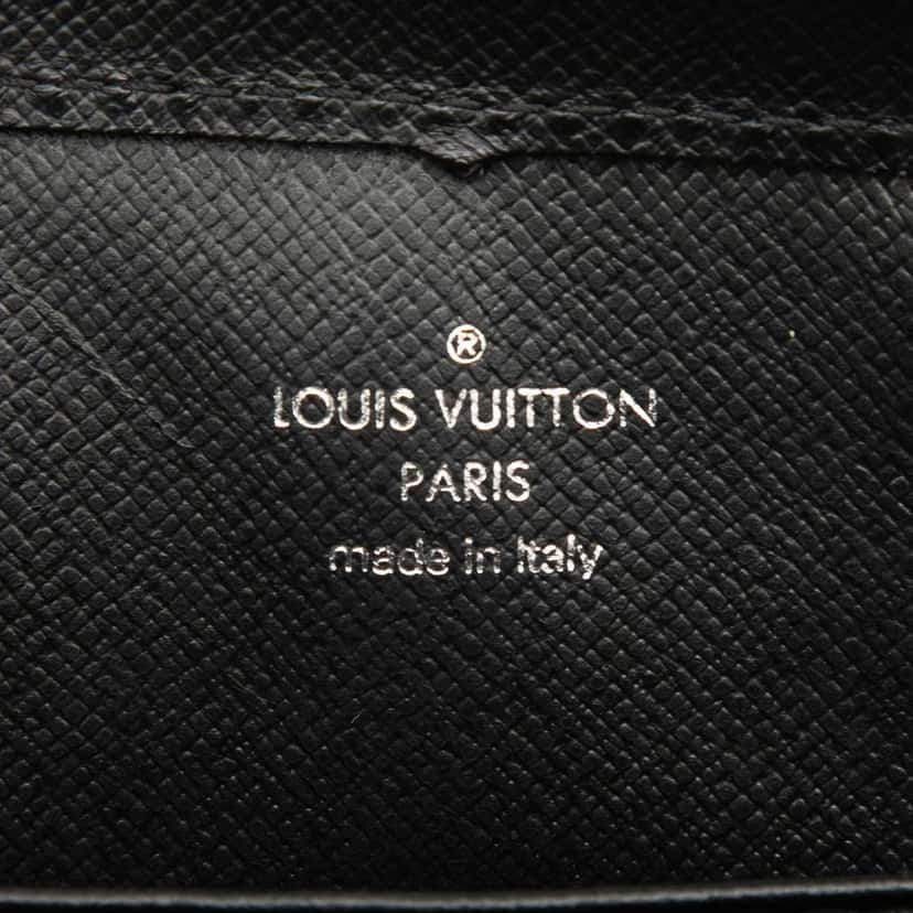 Louis Vuitton Taiga Pochette Baikal Black Leather Good condition - Box View