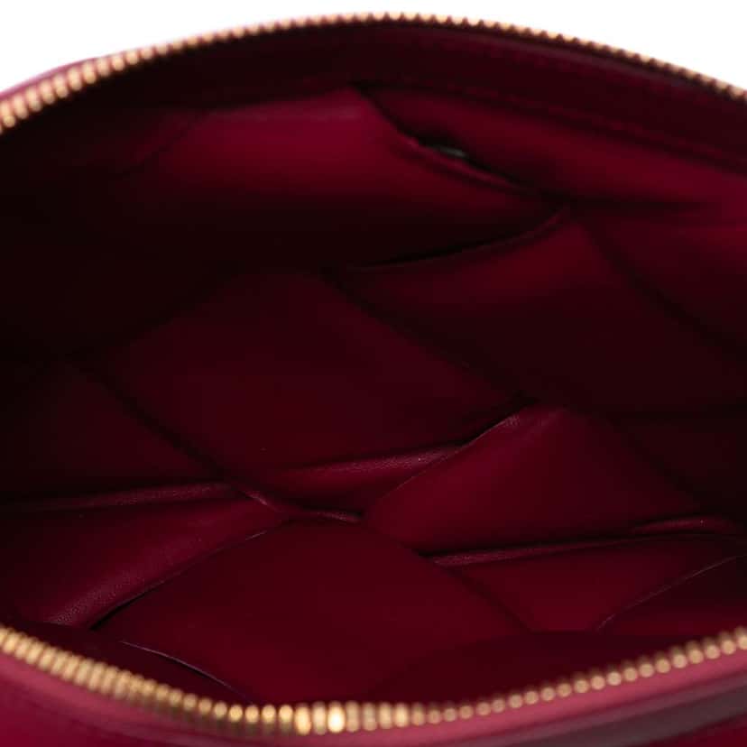 Bottega Veneta Lambskin Maxi Intrecciato Padded Pouch Pink Leather Good condition - Model View