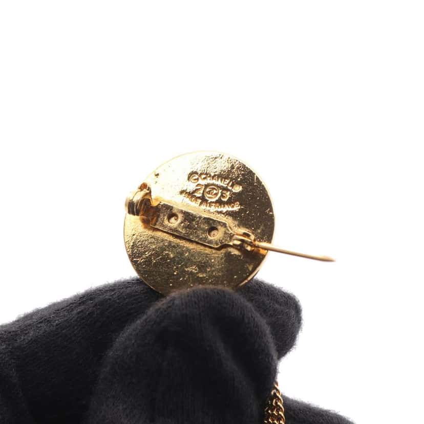 Chanel CC Gold Plated Quilted Flap Bag Medallion Brooch Gold Metal Good condition - Model View