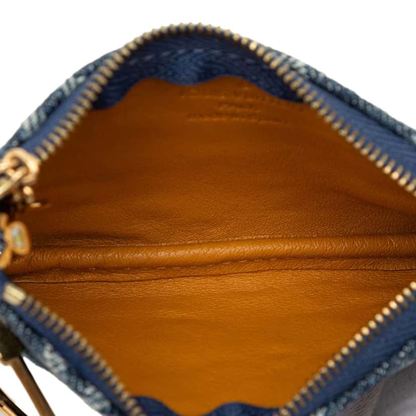 Louis Vuitton Monogram Denim Key Pouch Blue Denim Good condition - Model View