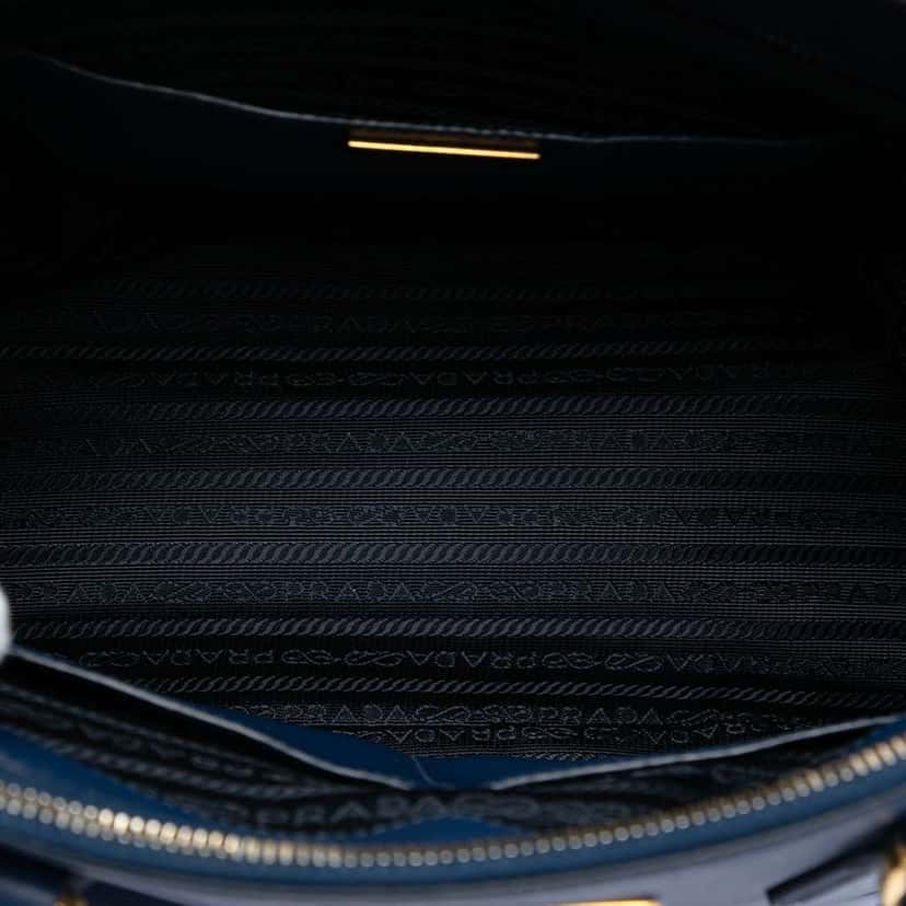 Prada Medium Saffiano Lux Galleria Double Zip Satchel Blue Leather Very good condition - Model View