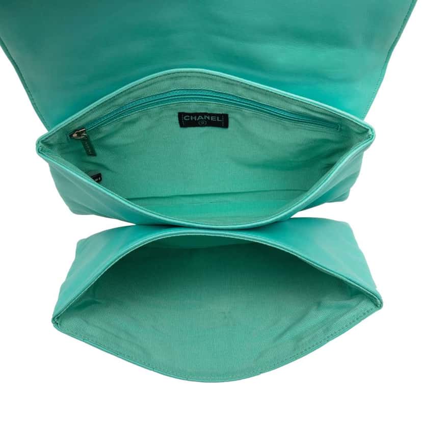 Chanel Chocolate Bar Lambskin Reissue 2.55 Chain Handbag Blue Leather Good condition - Model View