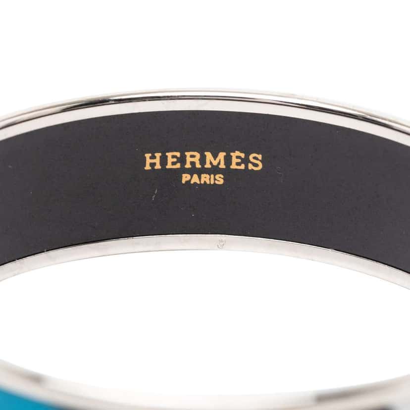 Hermès Wide Capitales Enamel Bangle 65 Black Good condition - Model View