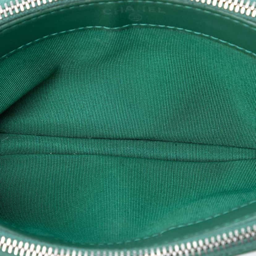 Chanel CC Quilted Lambskin Double Zip Clutch With Chain Green Leather Good condition - Model View