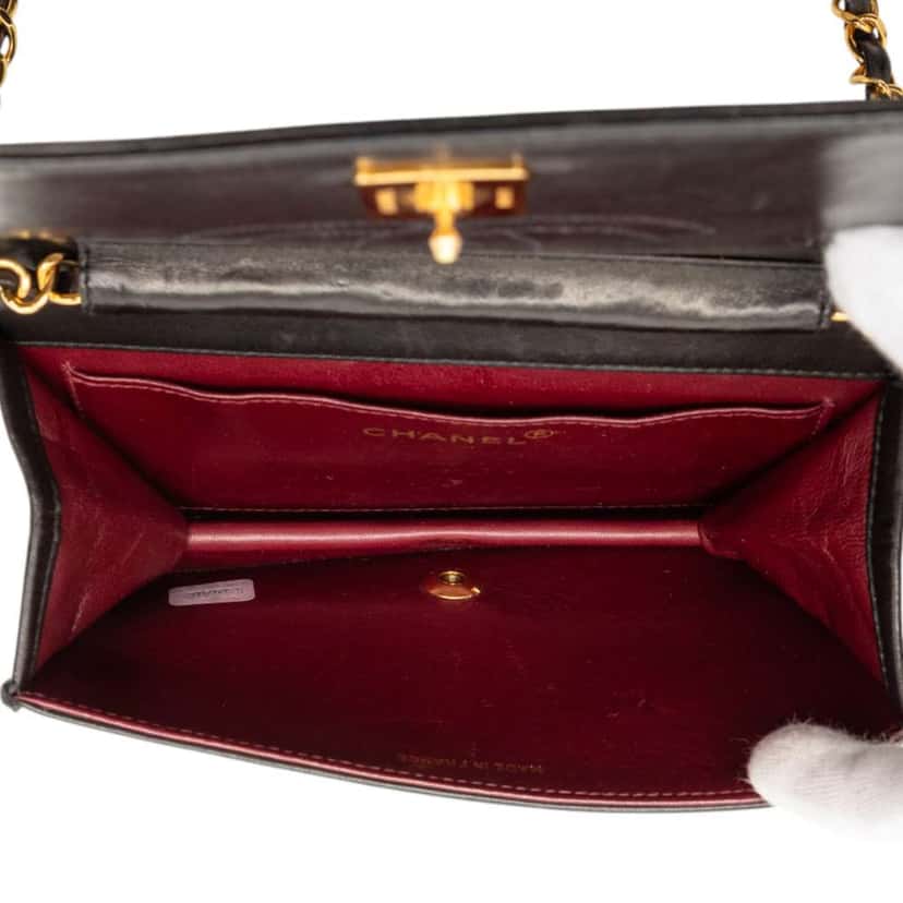 Chanel CC Quilted Lambskin Full Single Flap Black Leather Good condition - Model View