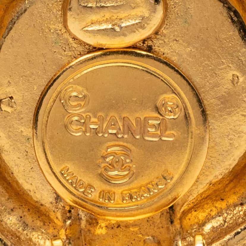Chanel Gold Plated CC Round Clip On Earrings Gold Metal Very good condition - Model View