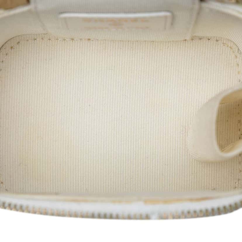 Chanel Mini Quilted Lambskin Camellia Bow Vanity Case with Chain White Leather Very good condition - Model View