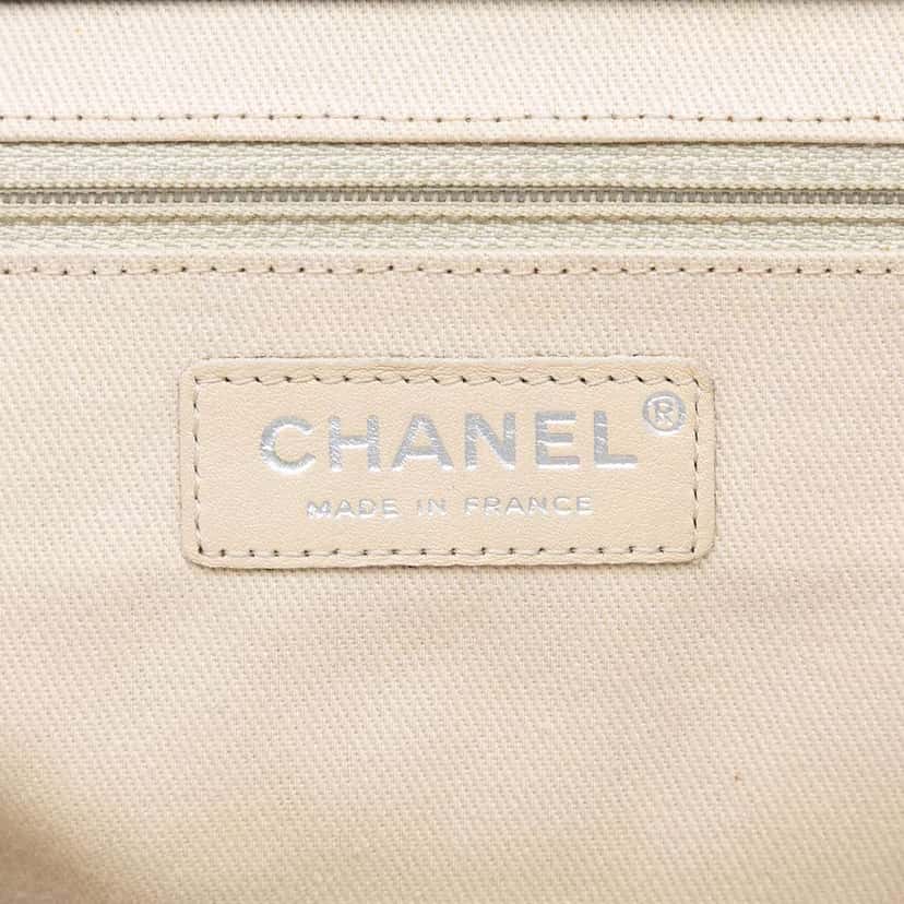 Chanel CC Quilted Patent Timeless Clutch Blue Leather Good condition - Box View