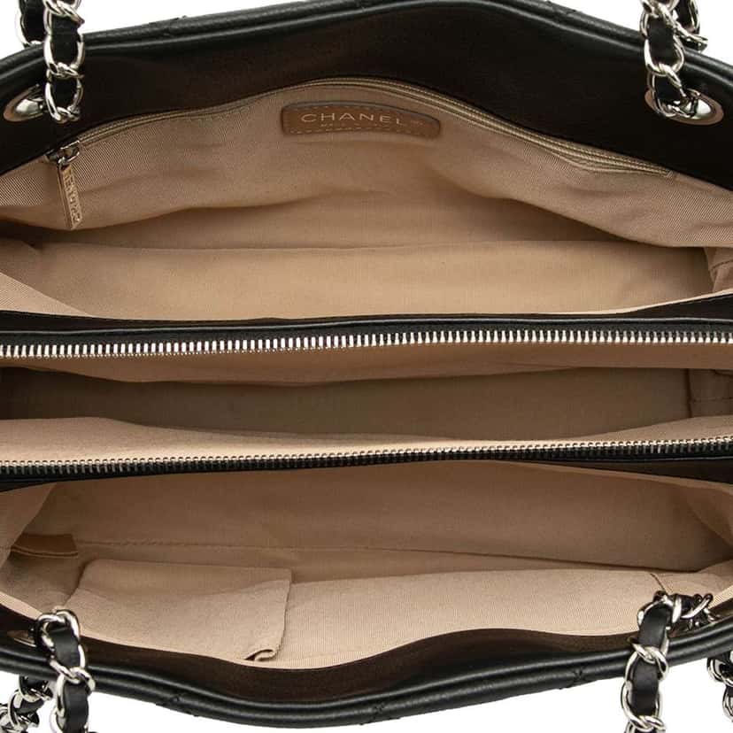 Chanel CC Quilted Caviar Soft Tote Black Leather Good condition - Model View