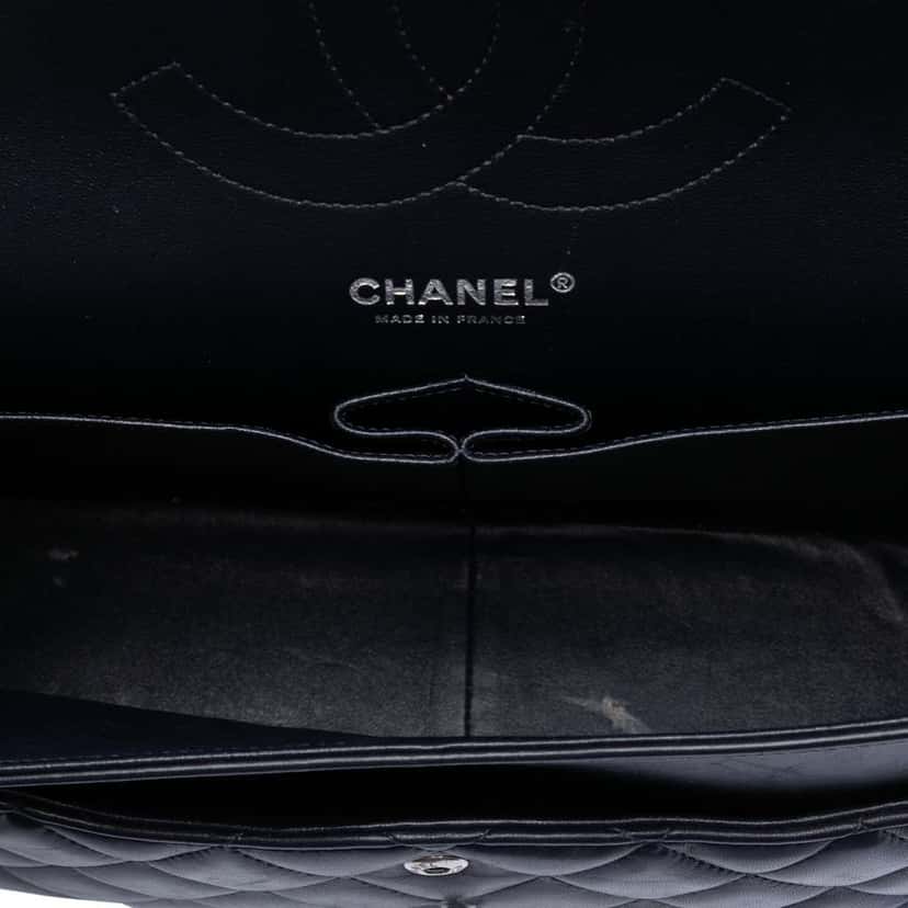Chanel Jumbo Classic Lambskin Double Flap Black Leather Very good condition - Model View